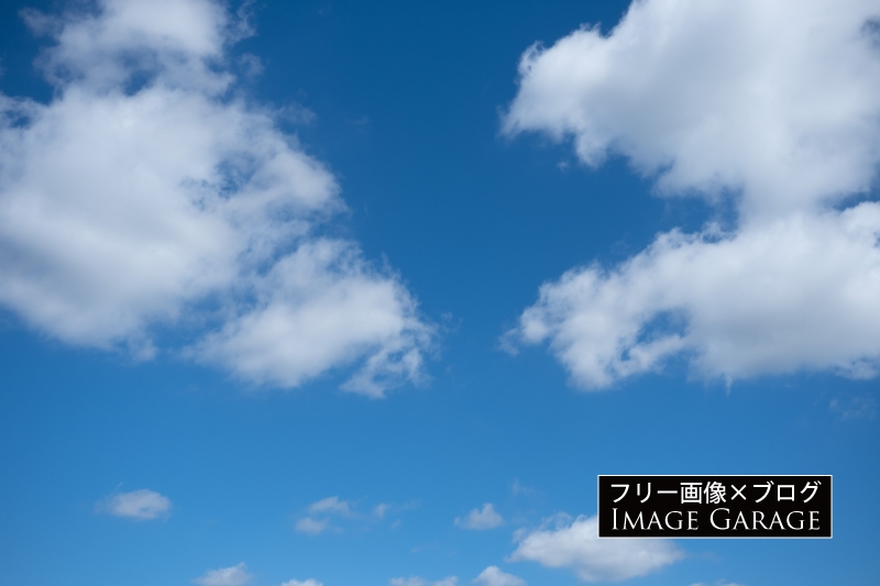 フワッとした雲のある青空のフリー写真素材（無料画像）