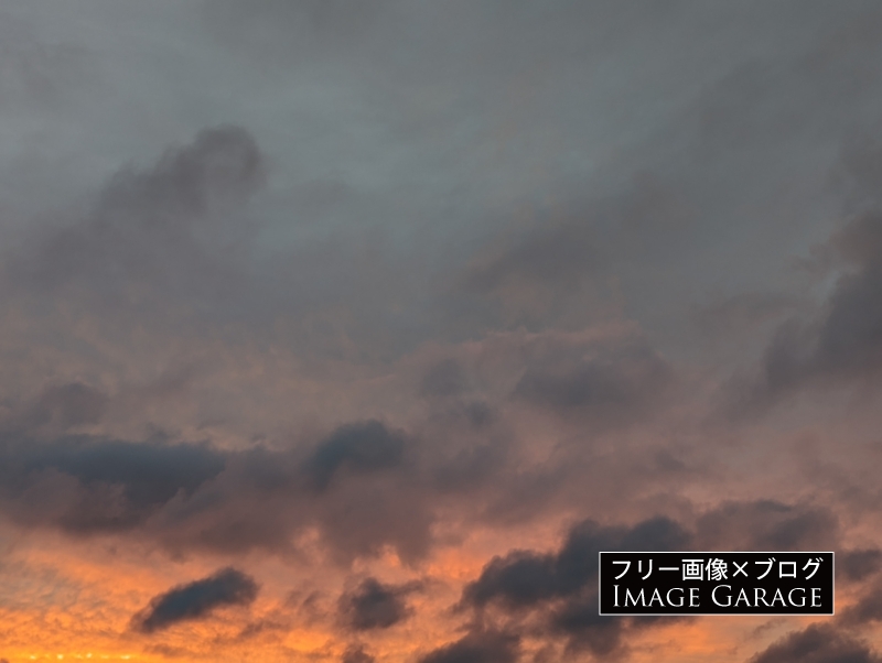 少し怖い感じの夕焼け空のフリー写真素材（無料画像）