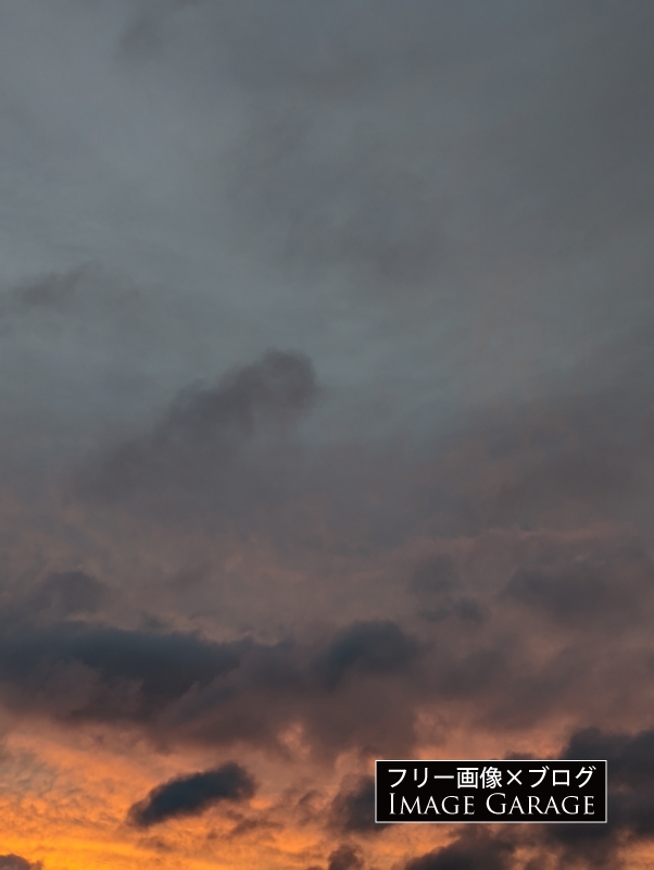 少し怖い感じの夕焼け空（縦）のフリー写真素材（無料画像）