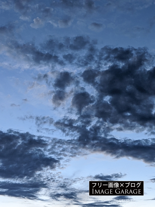 スマホで撮った夕方の青空（縦）のフリー写真素材（無料画像）