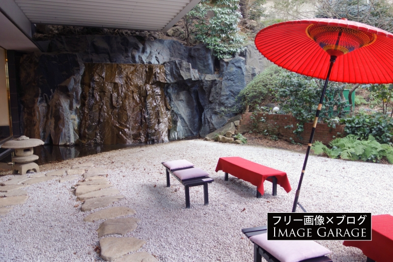 ホテル雅叙園東京・中庭の野天傘のフリー写真素材（無料画像）