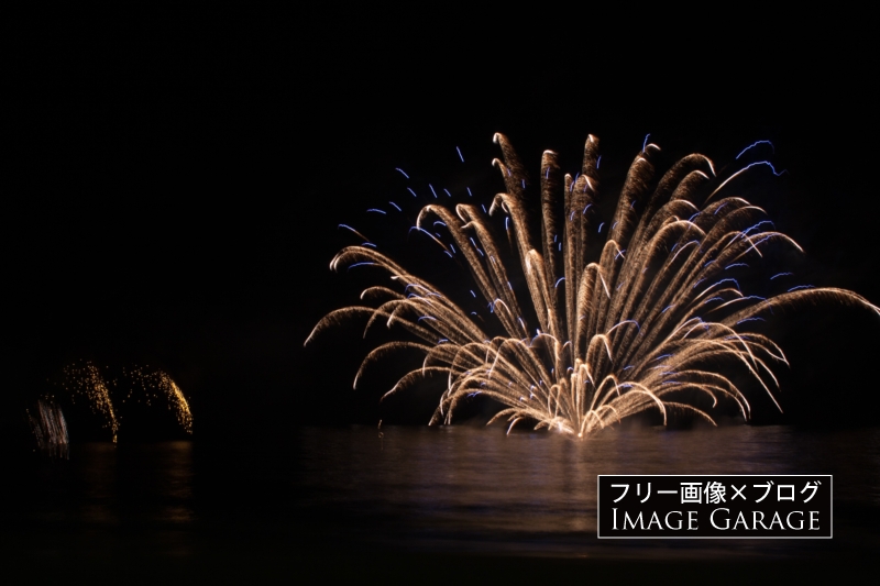 伊豆・松崎町の水中花火のフリー写真素材（無料画像）
