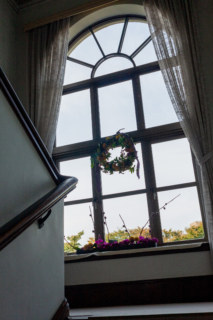 横浜洋館 イギリス館・階段のアーチ窓
