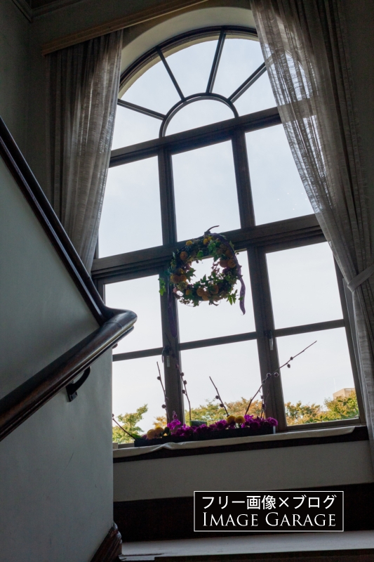 横浜 イギリス館・階段のアーチ窓のフリー写真素材（無料画像）