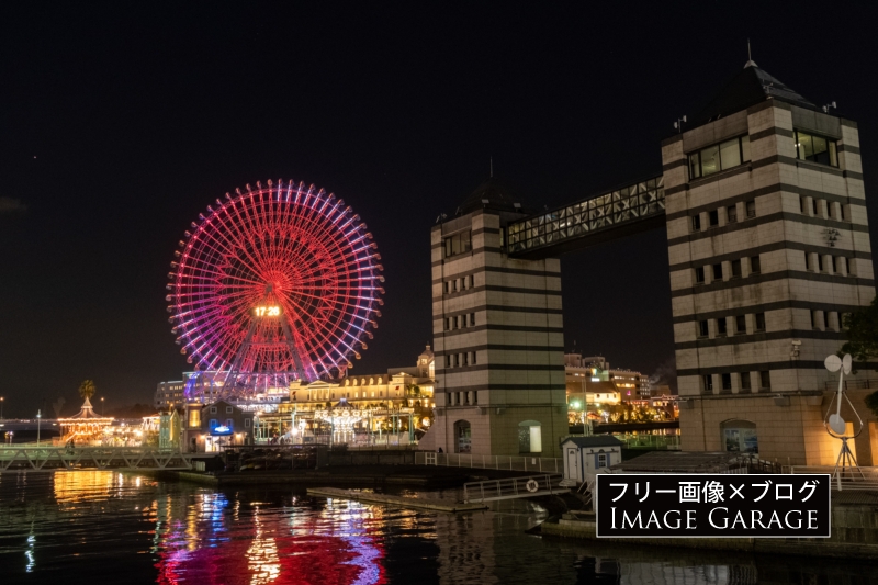 横浜みなとみらいの観覧車とタワー塔の夜景のフリー写真素材（無料画像）