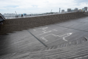 横浜三塔が描かれた大桟橋のウッドデッキ