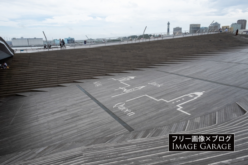 横浜三塔が描かれた大桟橋のウッドデッキのフリー写真素材（無料画像）