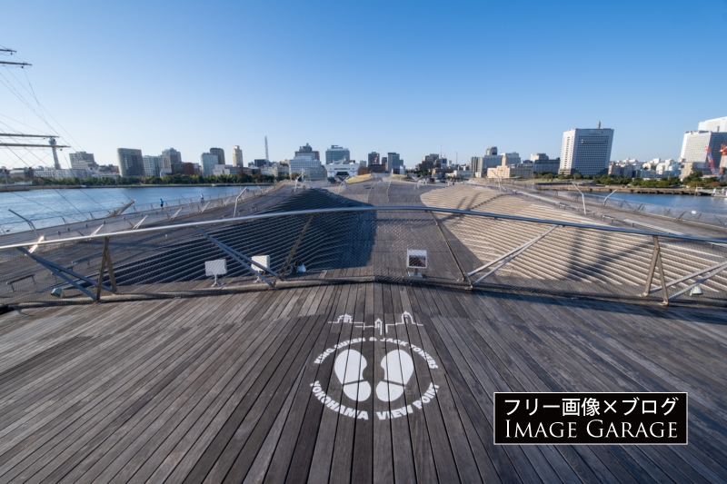 横浜港大さん橋・足跡のスポットのフリー写真素材（無料画像）