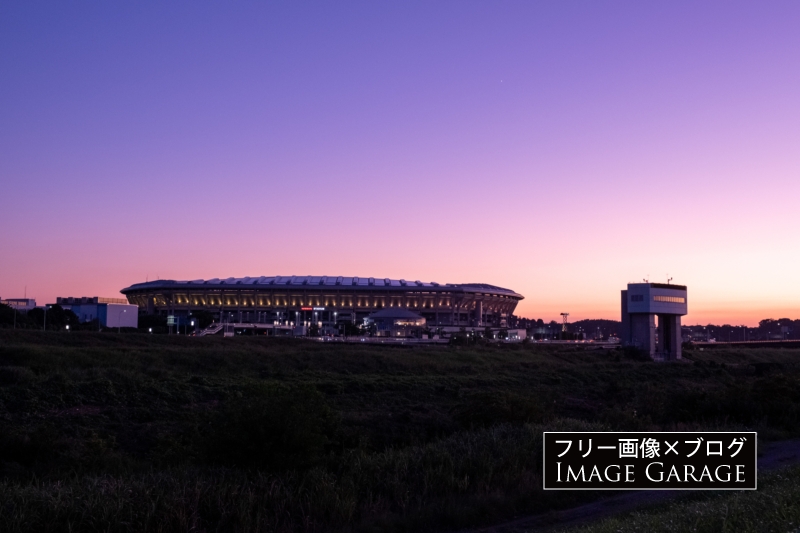夕暮れの日産スタジアムのフリー写真素材（無料画像）