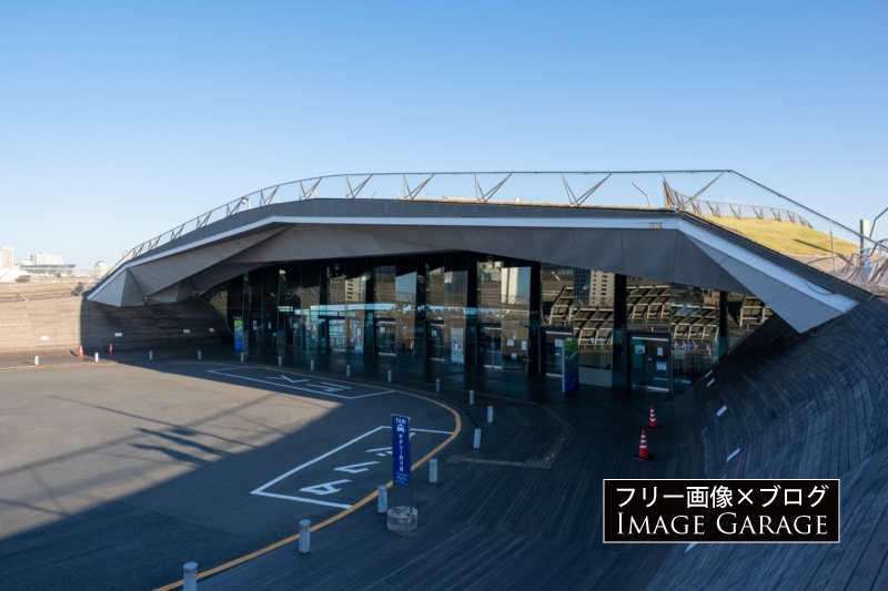 横浜港大さん橋国際客船ターミナル入口のフリー写真素材（無料画像）