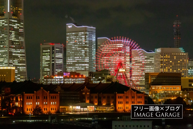 横浜赤レンガ倉庫と大観覧車の夜景のフリー写真素材（無料画像）