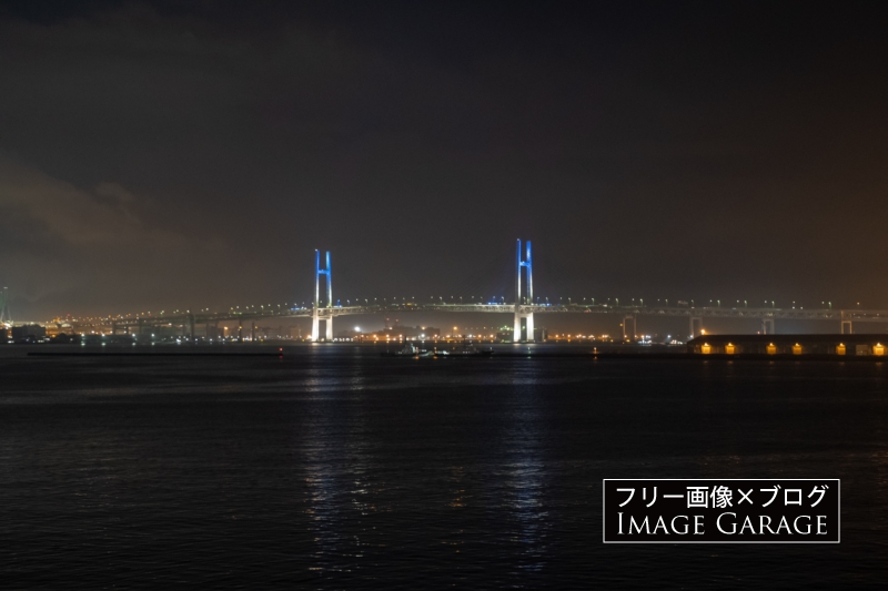 横浜ベイブリッジの夜景（大桟橋より）のフリー写真素材（無料画像）