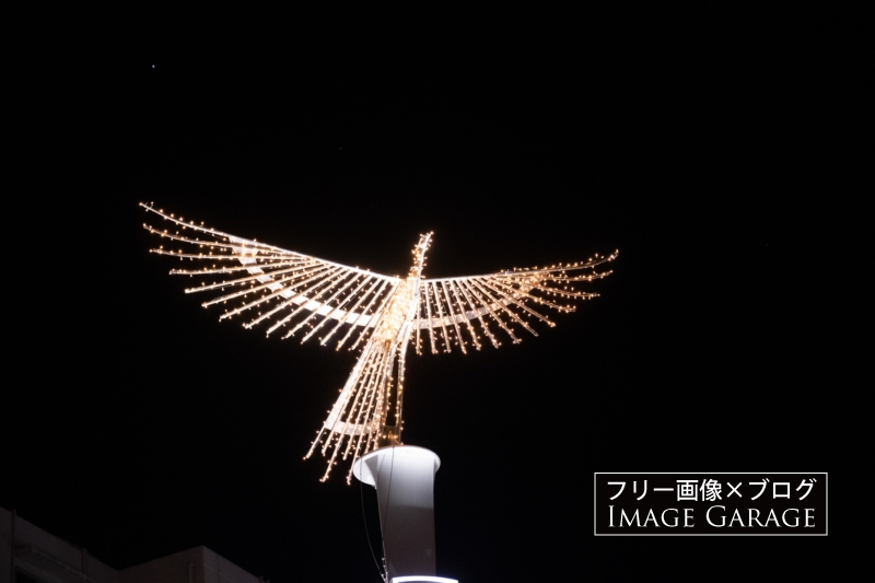 横浜元町のアーチの上の夜のフェニックスのフリー写真素材（無料画像）