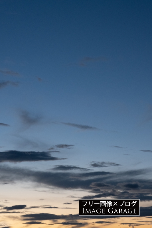 雰囲気のいい夕空（縦）のフリー写真素材（無料画像）