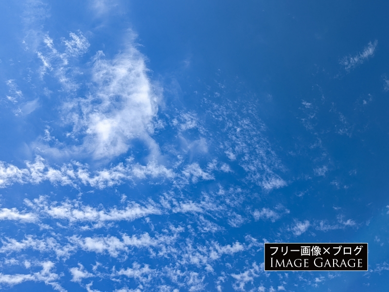 チラチラした雲がある空のフリー写真素材（無料画像）