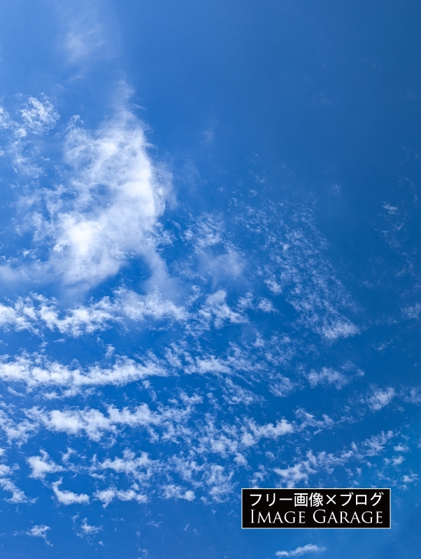 チラチラした雲がある空（縦）のフリー写真素材（無料画像）