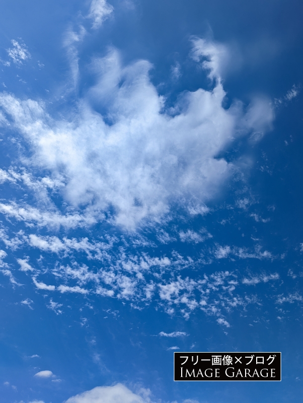 模様のような雲がある空（縦）のフリー写真素材（無料画像）