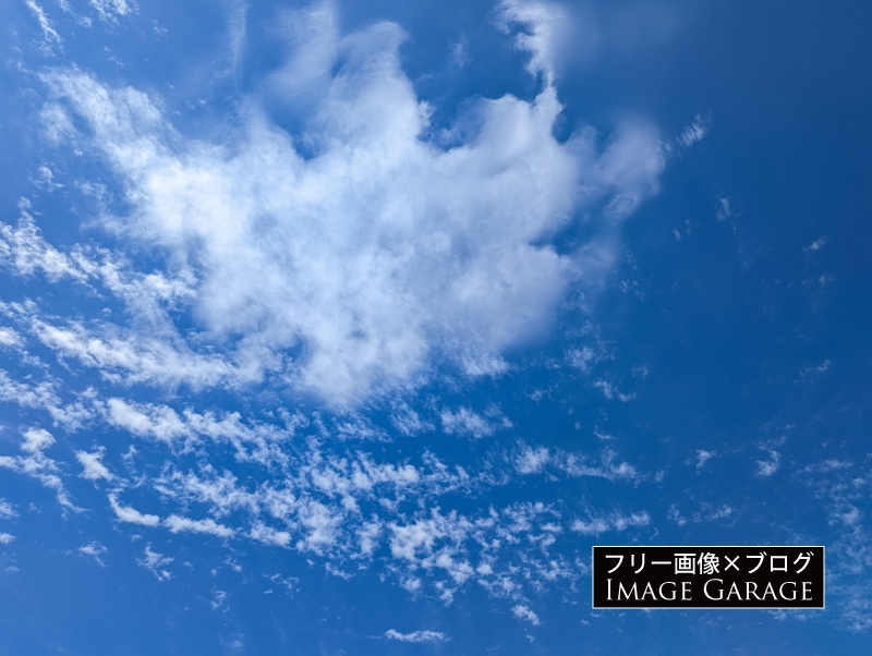模様のような雲がある空のフリー写真素材（無料画像）