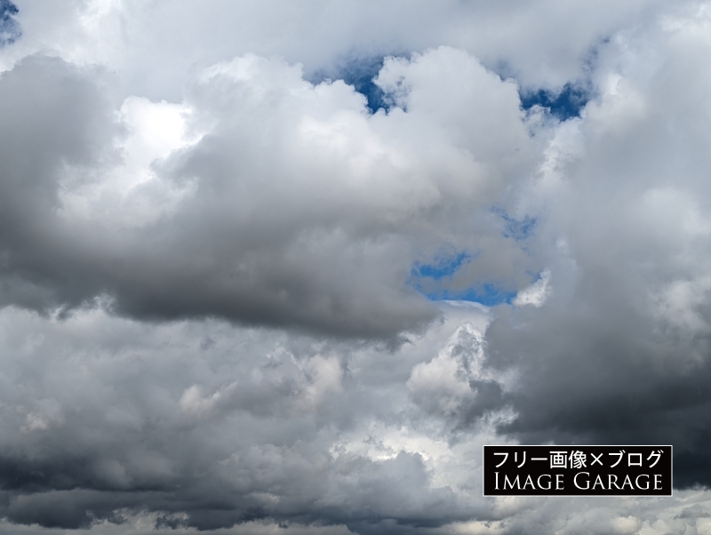 厚い雲のある空のフリー写真素材（無料画像）