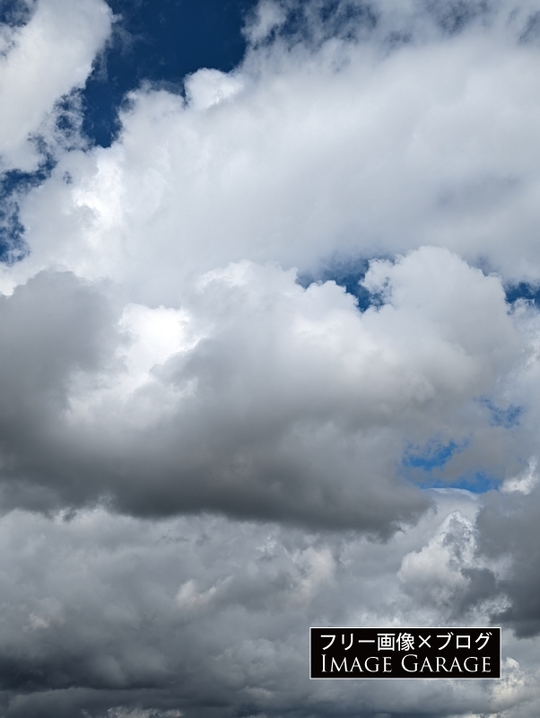 厚い雲のある空（縦）のフリー写真素材（無料画像）