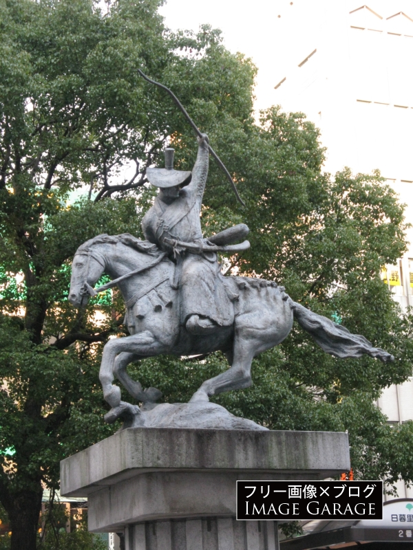 太田道灌騎馬像（縦）のフリー写真素材（無料画像） 