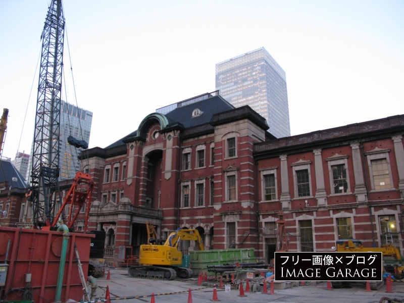 復元工事中の東京駅のフリー写真素材（無料画像）