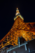 夜の東京タワー（真下から）