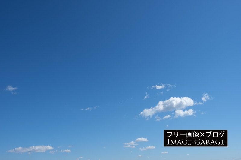 小さな雲がある空のフリー写真素材（無料画像）
