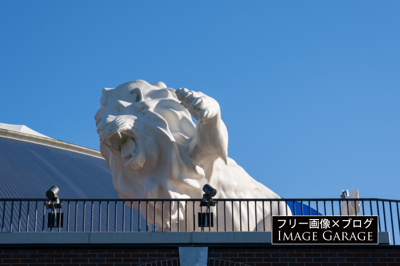 西武ドーム（ベルーナドーム）の白いライオン像のフリー写真素材（無料画像）