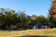 高原のキャンプ場とテント