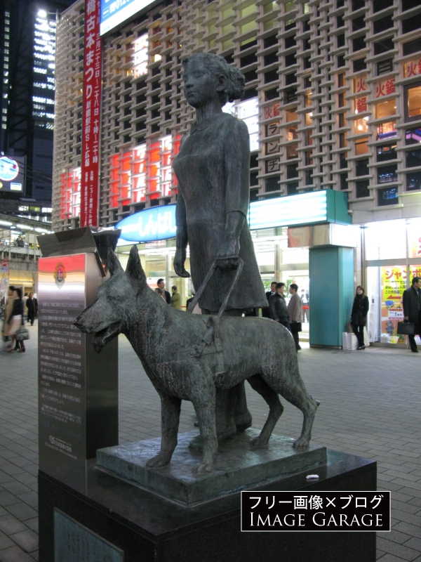 乙女と盲導犬の像（新橋駅）のフリー写真素材（無料画像）