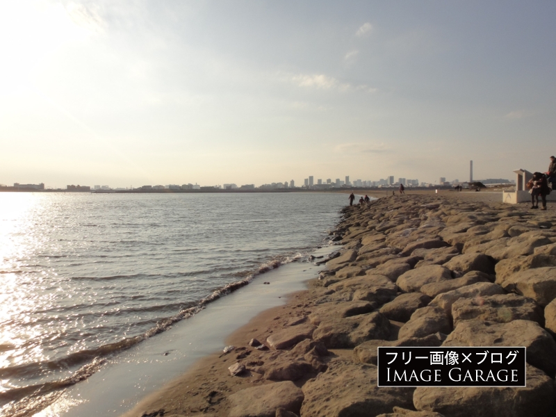葛西臨海公園・海辺の岩場（東京オリンピック前の風景）のフリー写真素材（無料画像）