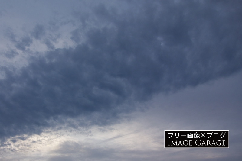 天の川のような雲のある曇り空のフリー写真素材（無料画像）