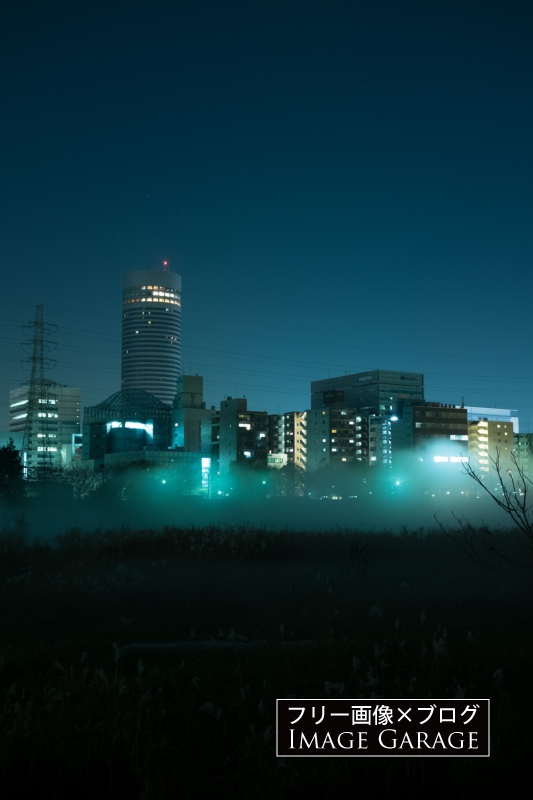 鶴見川の川霧と新横浜の夜のフリー写真素材（無料画像）