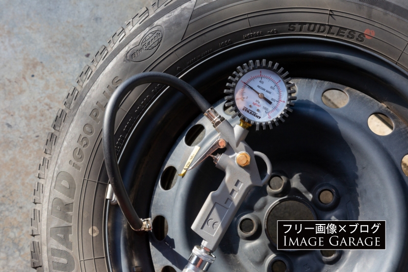 スタッドレスタイヤと空気圧計のフリー写真素材（無料画像）