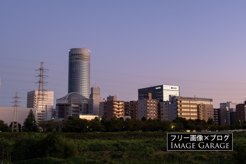 鶴見川から見た新横浜の街のフリー写真素材（無料画像）