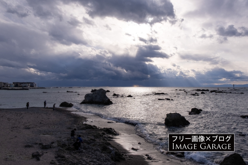 葉山の海（森戸大明神裏の海岸）のフリー写真素材（無料画像）
