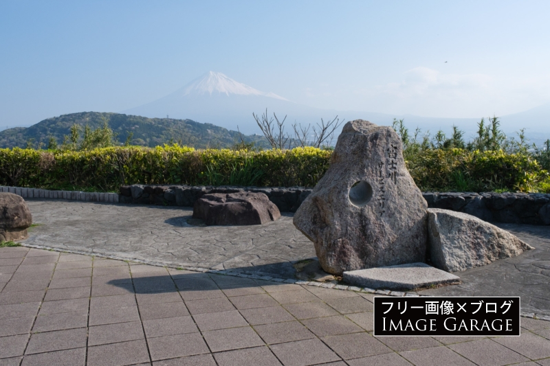 富士川サービスエリアからの富士山の眺めのフリー写真素材（無料画像）