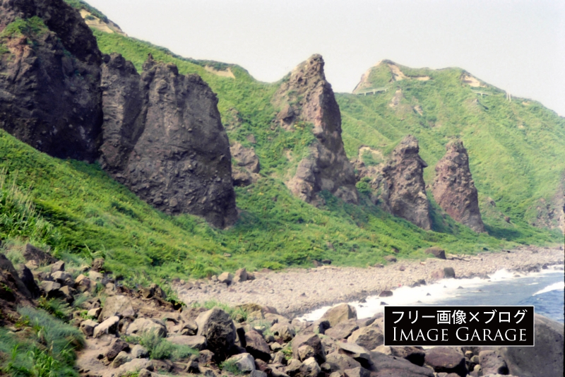 神威岬の水無の立岩付近の海岸からの風景の写真は無料で使えるフリー写真素材です。何かの際に是非お役立て下さい。