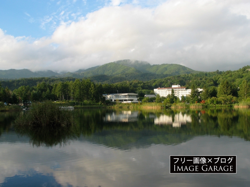 蓼科湖とリゾートホテル蓼科のフリー写真素材（無料画像）