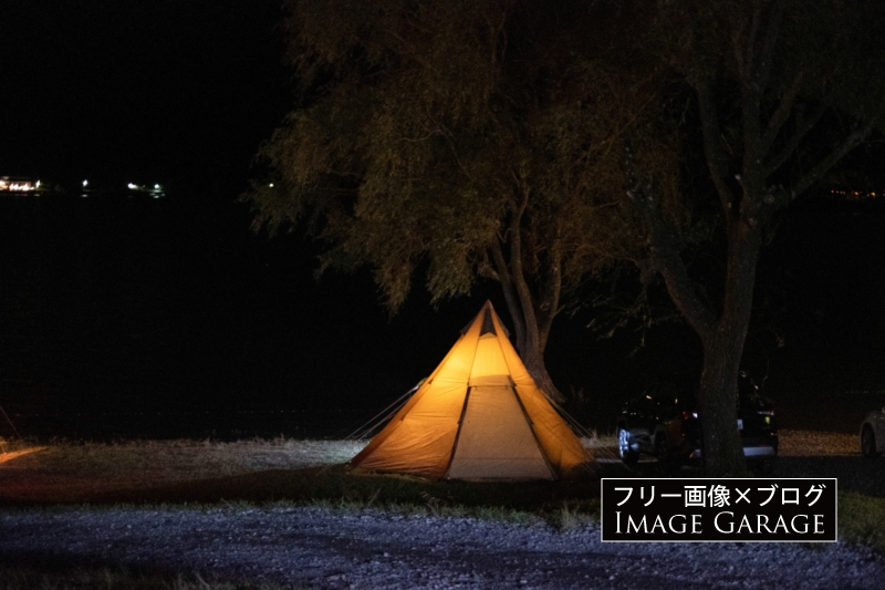 明かりのついたテントのフリー写真素材（無料画像）