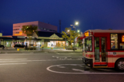 宮古駅の駅舎と岩手県北バスの夜景