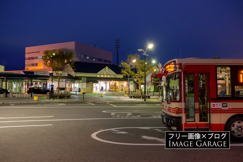 宮古駅の駅舎と岩手県北バスの夜景のフリー写真素材（無料画像）
