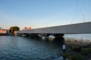 鶴見川のグレーのコンクリートの橋