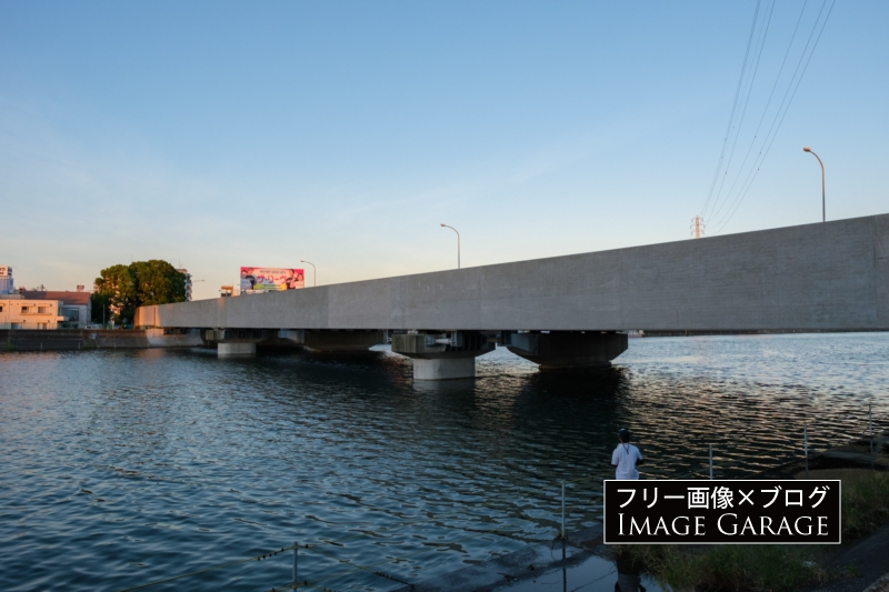 鶴見川のグレーのコンクリートの橋のフリー写真素材（無料画像）