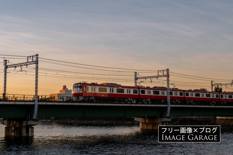 京急1000型電車・京急鶴見川橋梁のフリー写真素材（無料画像）