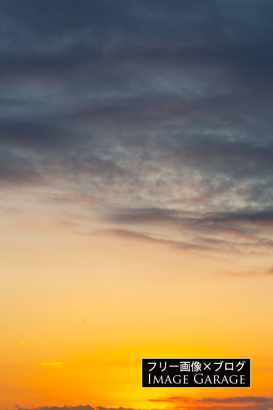 大晦日の夕焼けの空（縦）のフリー写真素材（無料画像）