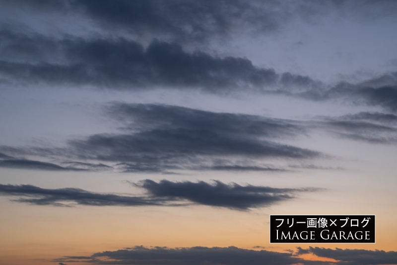 雲の浮く夕焼けの空のフリー写真素材（無料画像）