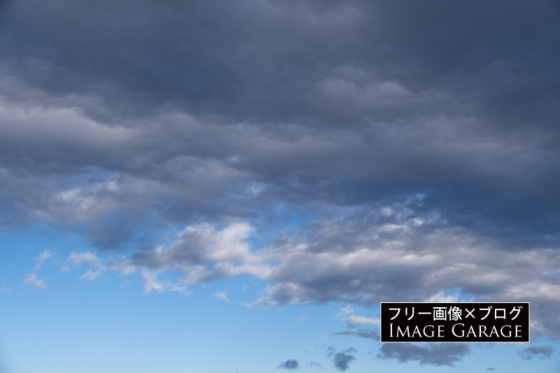 暗めの厚い雲あある青空のフリー写真素材（無料画像）