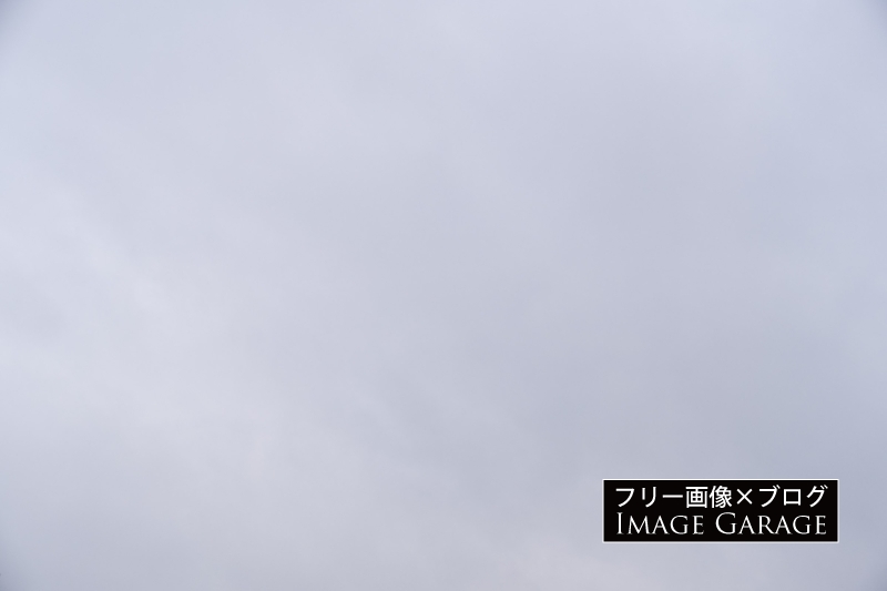 明明るめな雨空の空のフリー写真素材（無料画像）
